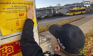Policjanci rozklejają plakaty. Mają ważny powód