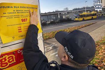 Policjanci rozklejają plakaty. Mają ważny powód