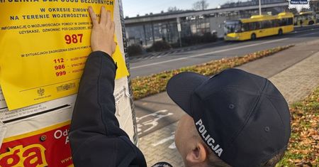Policjanci rozklejają plakaty. Mają ważny powód