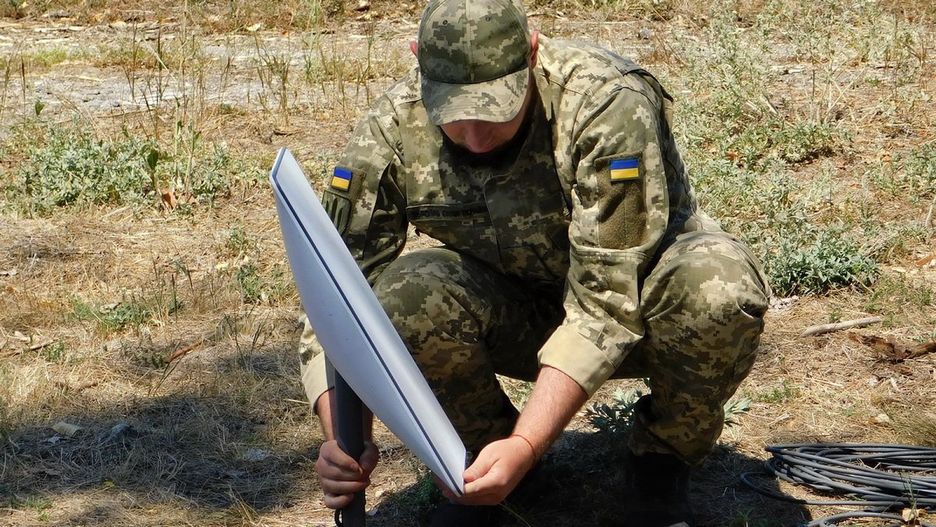 Ukraiński żołnierz z anteną Starlinka