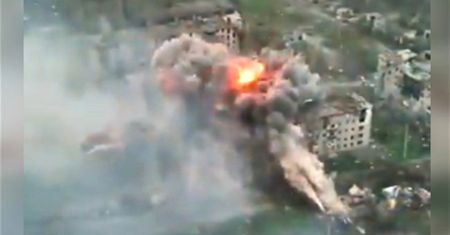 Potężna eksplozja bomby JDAM. Wagnerowcy byli w środku budynku
