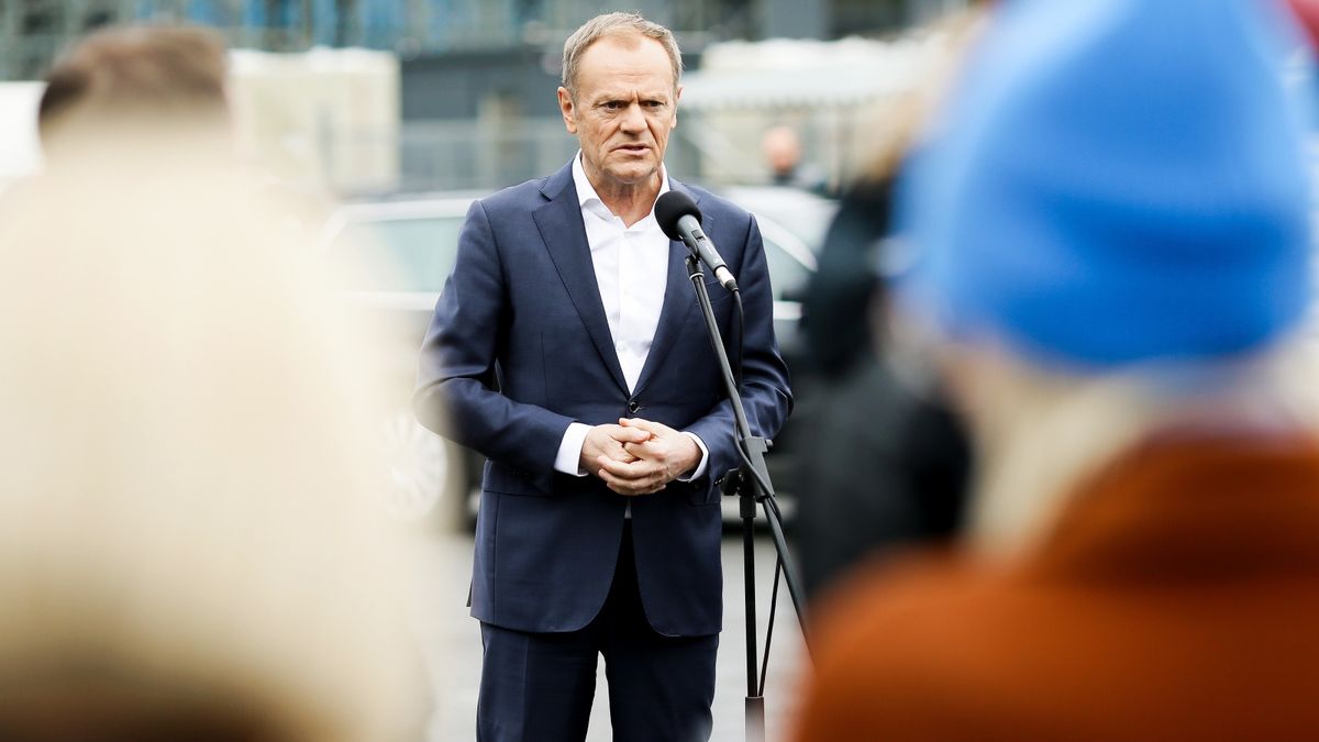 Przewodniczący Platformy Obywatelskiej Donald Tusk podczas spotkania ze związkami zawodowymi w spółce Rafako w Raciborzu