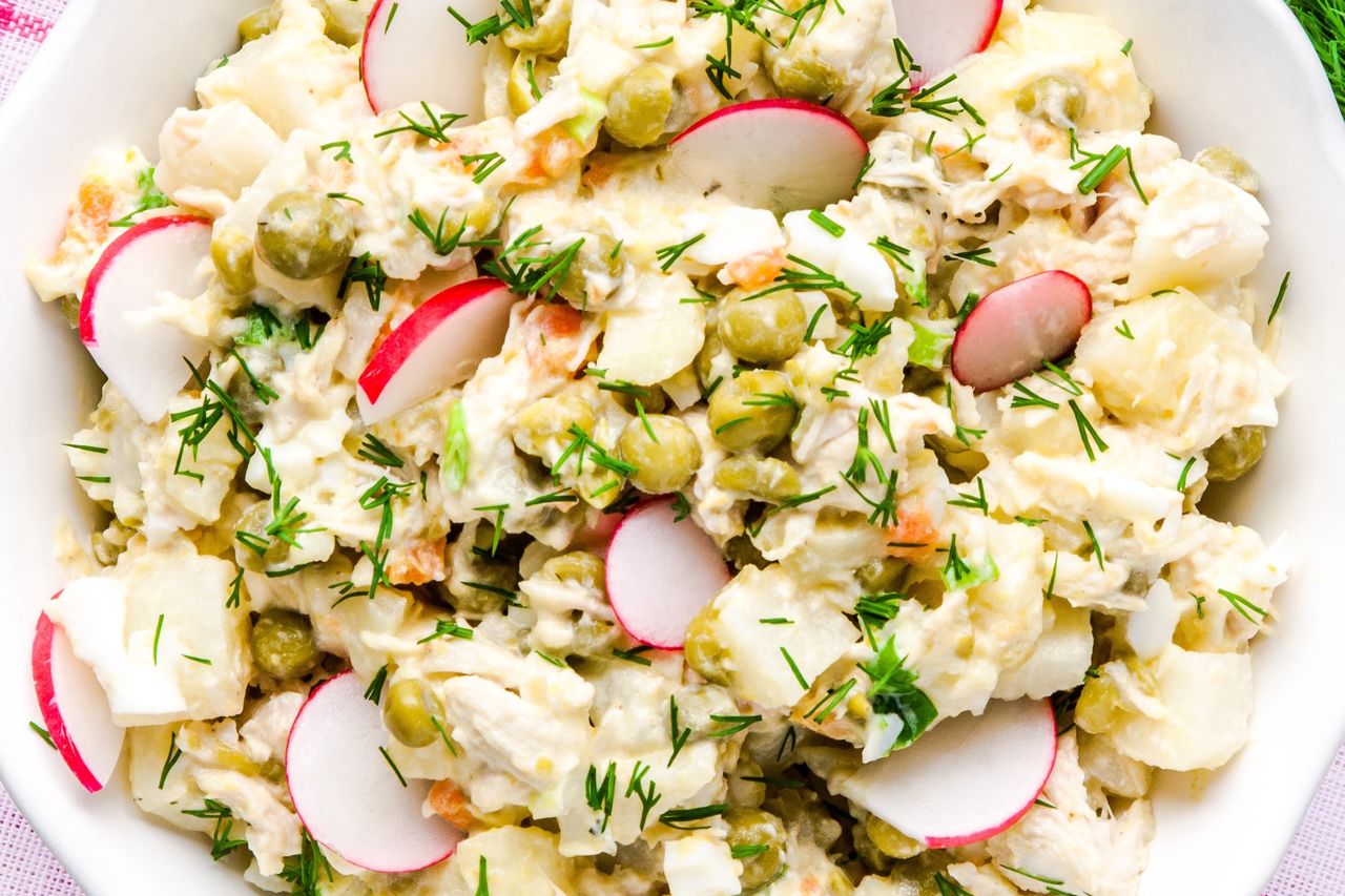 Inne sałatki przy niej bledną. Koperkowa z kurczakiem to murowany hit na Wielkanoc