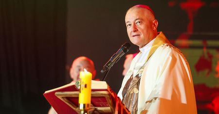 Biskup sosnowiecki mówi o "minach". "One właśnie wybuchają"