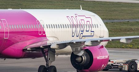 Gdańsk. Na lotnisku doszło do stłuczki samolotu Wizz Air z samochodem