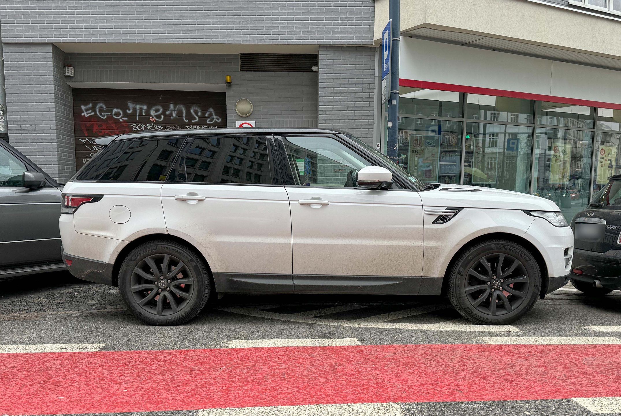 Beata Ścibakówna parkuje w niedozwolonym miejscu