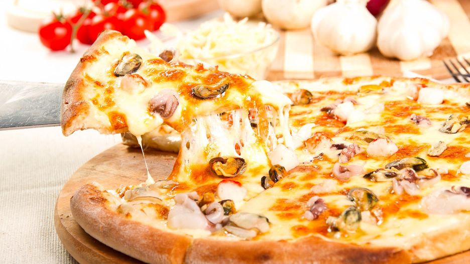 Pizza z ciągnącym się serem