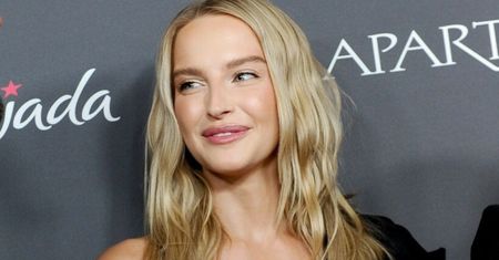 Na galę włożyła mikrotop i spódniczkę mini. To prawdziwy "hot look"