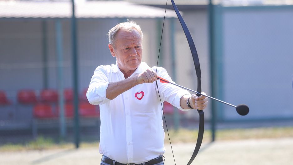 Karczew (woj. mazowieckie), 16.08.2024. Premier Donald Tusk podczas wizyty na Boisku Orlik w Karczewie, 16 bm. (aldg) PAP/Rafał Guz