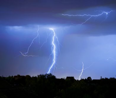 Pogoda. Nocne burze nad Polską. Groźnie na Podkarpaciu i Lubelszczyźnie przez "bow echo"