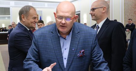 "Prawa ręka" Tuska w TK? Gramatyka nie dowierza