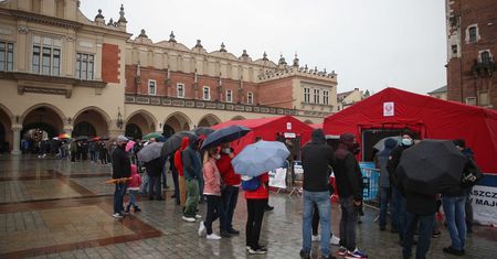 Akcja "Zaszczep się w majówkę". Ruszyły szczepienia w mobilnych punktach w całej Polsce