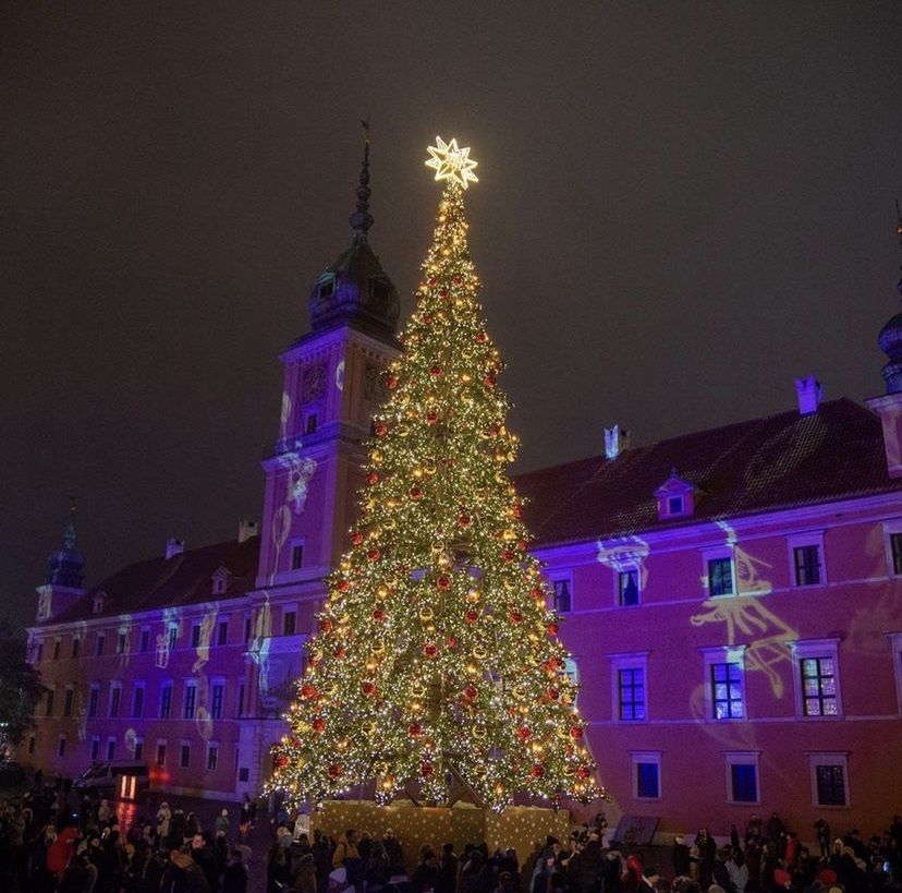 У Варшаві засяяла новорічна ялинка