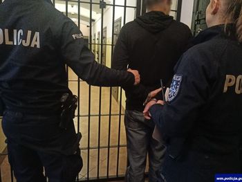 Chodził po Ełku w kradzionych okularach przeciwsłonecznych. Żeby je zdobyć, groził ochroniarzowi