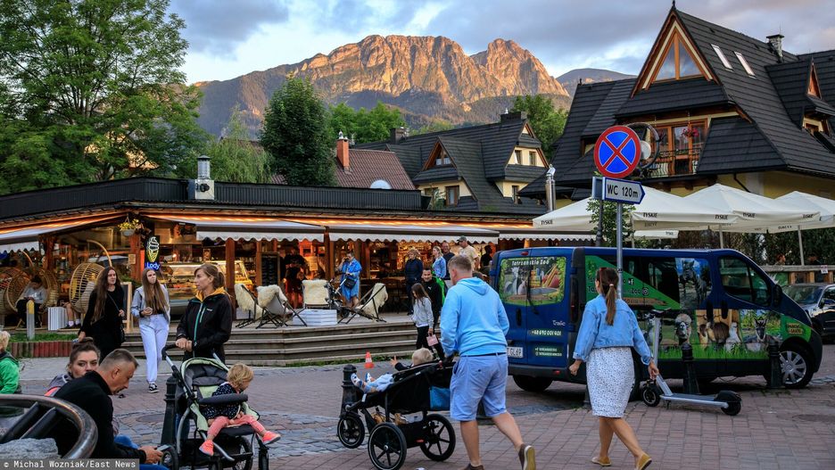 T?umy turyst�w w Zakopanem
fot. Michal Wozniak/East News
20.07.2022
Tlumy turystow w Zakopanem.
N/z: Krupowki - widok na Giewont.
MICHAL WOZNIAK