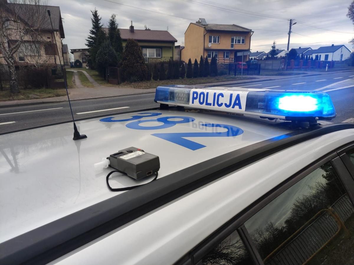Motocyklista pędził 123 km/h w terenie zabudowanym – policjanci zakończyli brawurową jazdę