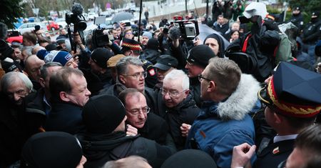 Gromkie brawa ludzi PiS. Wrzawa i radość przed posiedzeniem