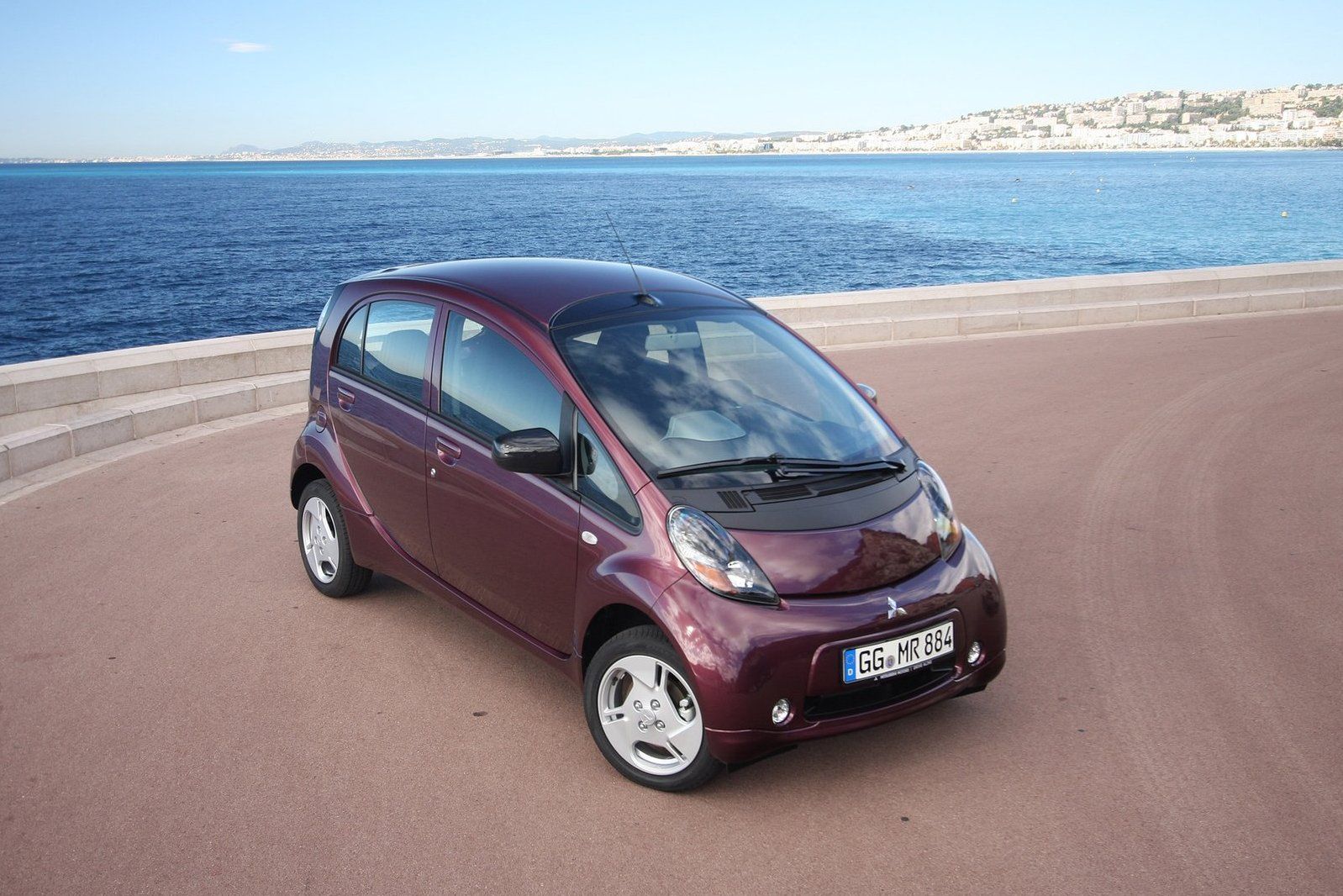 Mitsubishi i-MiEV sprzedawane również jako Citroen C-Zero lub Peugeot iOn
