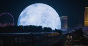 Księżyc w centrum miasta. Ponad 157 metrów średnicy