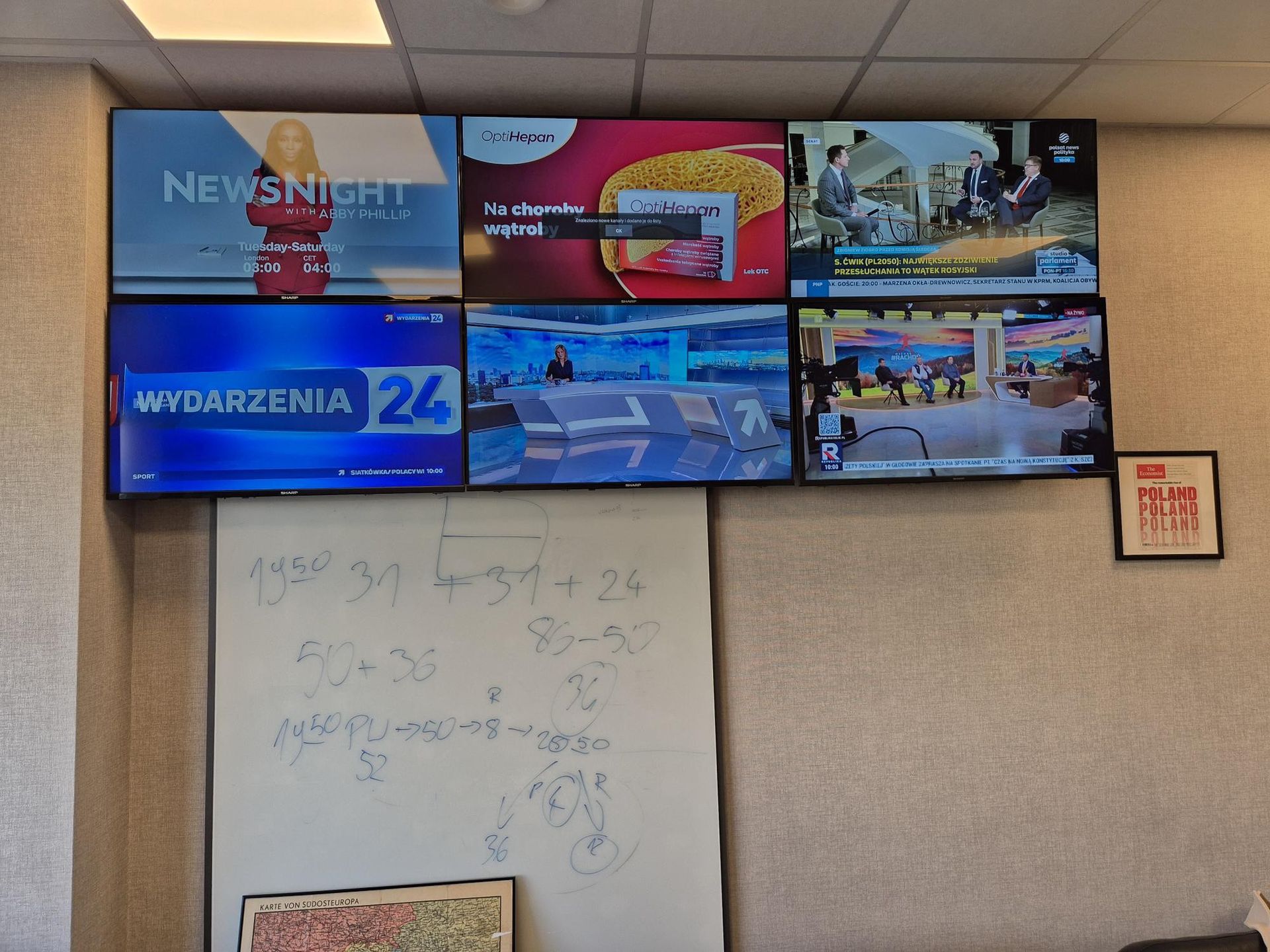 Ekrany w gabinecie Piotra Witwickiego