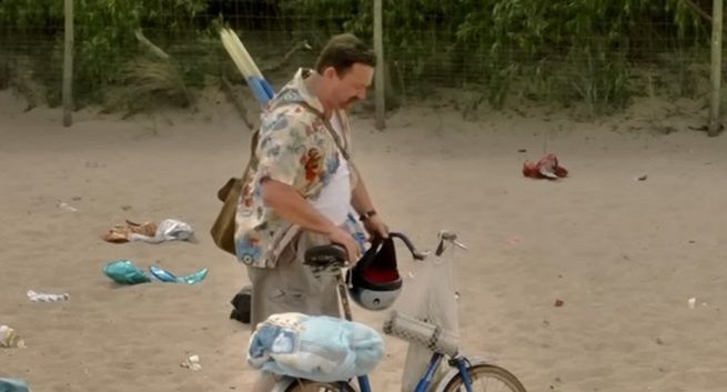 „Prawdziwy Janusz na plaży” w kampanii przestrzegającej turystów przed śmieceniem