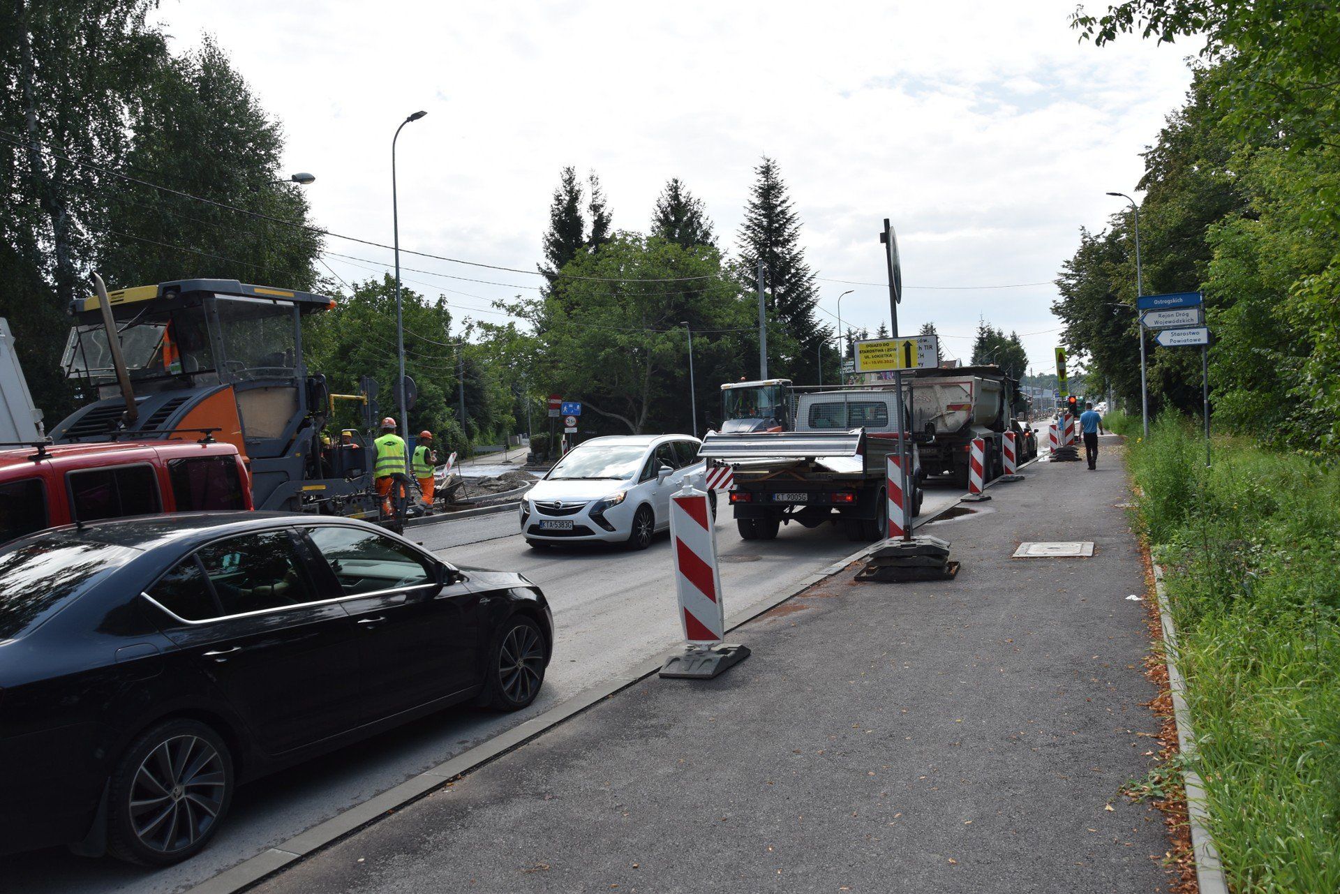 Remont ulicy Tuchowskiej w Tarnowie powoli zbliża się do finału. Kładziony jest asfalt na jednej z nitek przebudowanej drogi, m.in. w rejonie wjazdu w ulicę Ostrogskich