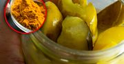 Przepis na ogórki z kurkumą. Tak smaczne, że słoiki znikną, zanim się obejrzysz