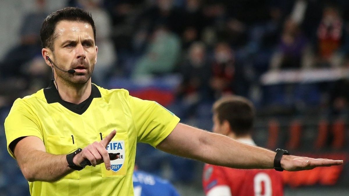 Daniel Stefański w czasie prowadzenia meczu