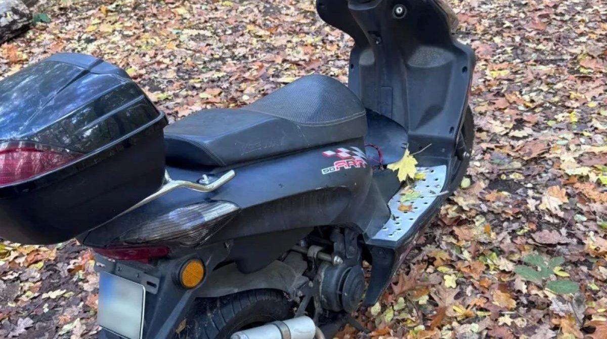 Warszawa: Porzucony skuter z dokumentami w środku lasu