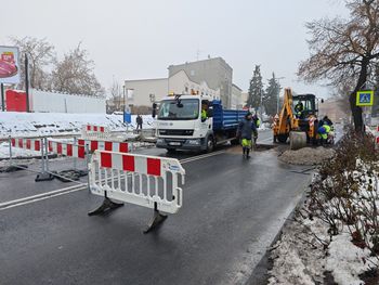 Toruń: Dlaczego pod ulicą Poznańską tak często pękają rury wodociągowe?