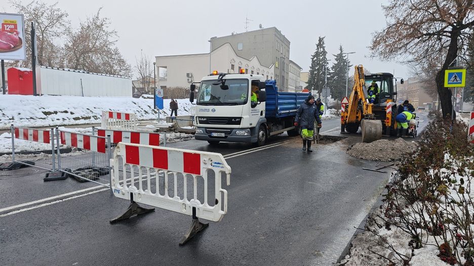 Pracownicy Toruńskich Wodociągów naprawiają rurę, która pękła na wysokości Domu Muz przy Poznańskiej. To druga w ciągu tygodnia awaria wodociągu na ul. Poznańskiej i trzecia w ciągu miesiąca na lewobrzeżu.