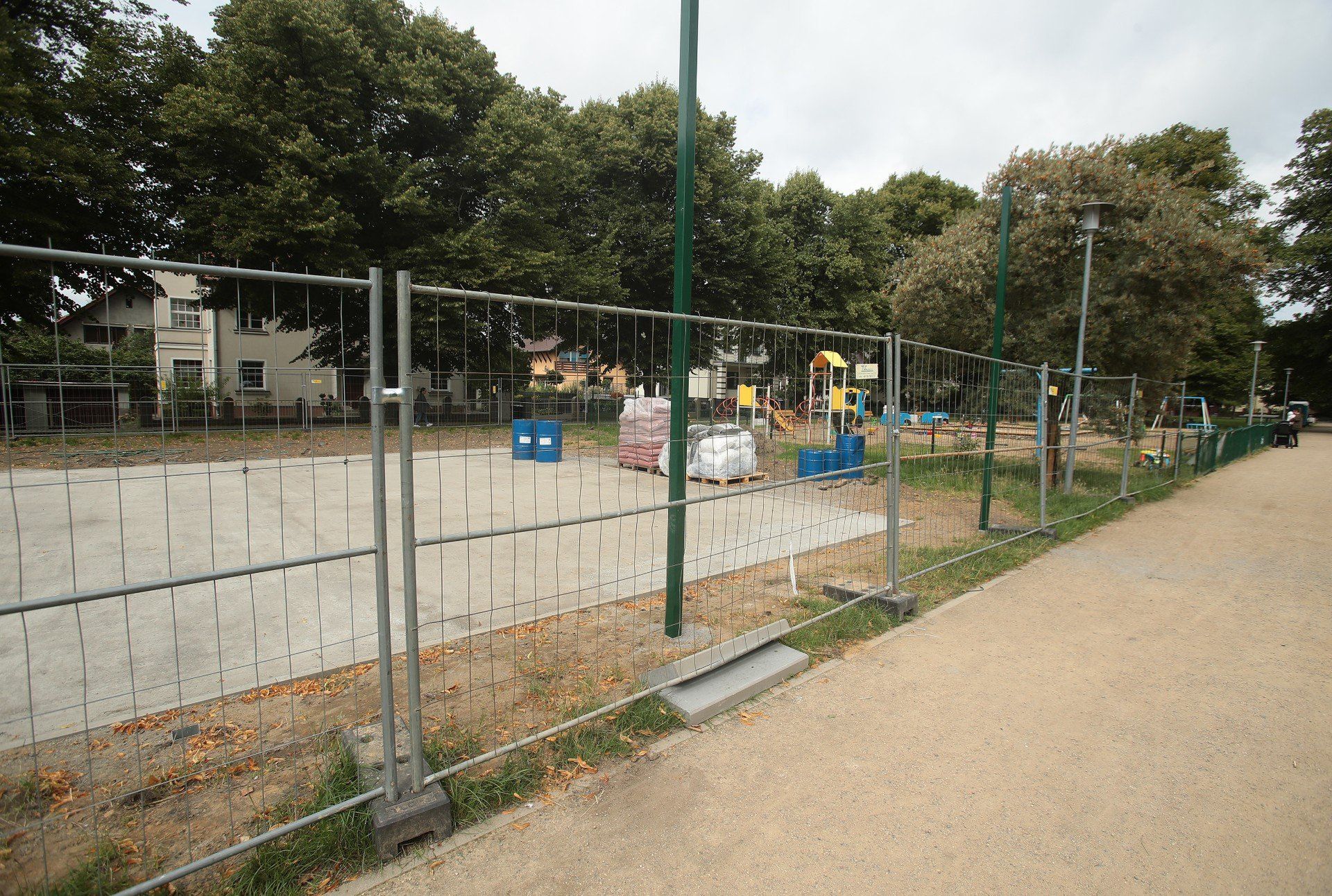 Nowe boisko do koszykówki ulicznej przy pl. Pawłowskiego.