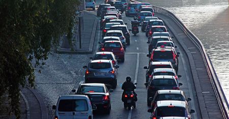 Eksperyment pokazał, czy jazda motocyklem pomiędzy samochodami to dobry pomysł