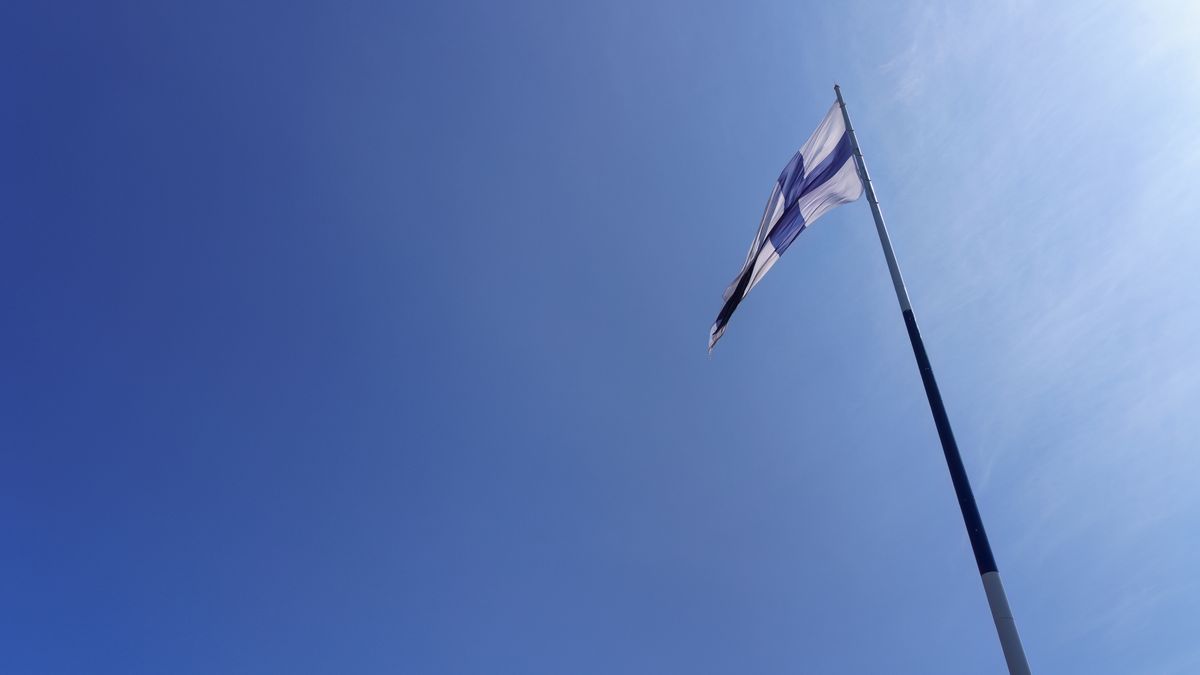 Ogromna flaga w Haminie znika z panoramy miasta