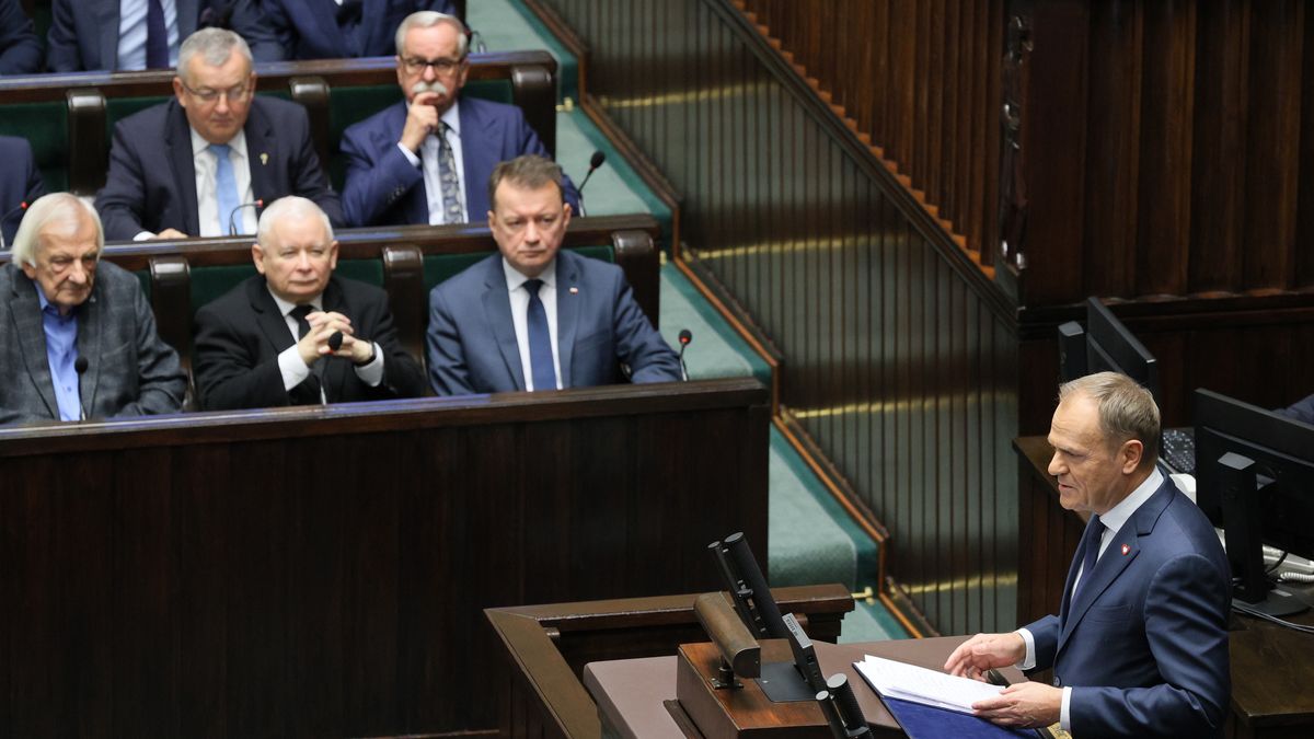 Warszawa, 12.12.2023. Premier Donald Tusk (P) przemawia na sali obrad Sejmu w Warszawie, 12 bm. Szef rządu przedstawia dziś w Sejmie program działania oraz skład gabinetu, wraz z wnioskiem w sprawie wyboru Rady Ministrów. (jm) PAP/Paweł Supernak