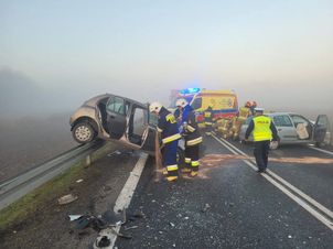 Czołowe zderzenie na DK9 w Wólce Gieraszowskiej. Trzy osoby trafiły do szpitala [zdjęcia]