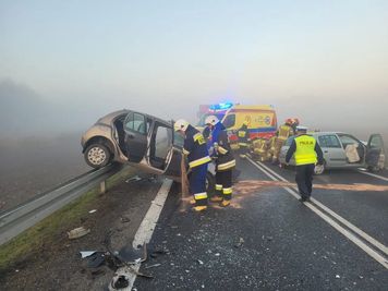Czołowe zderzenie na DK9 w Wólce Gieraszowskiej. Trzy osoby trafiły do szpitala [zdjęcia]