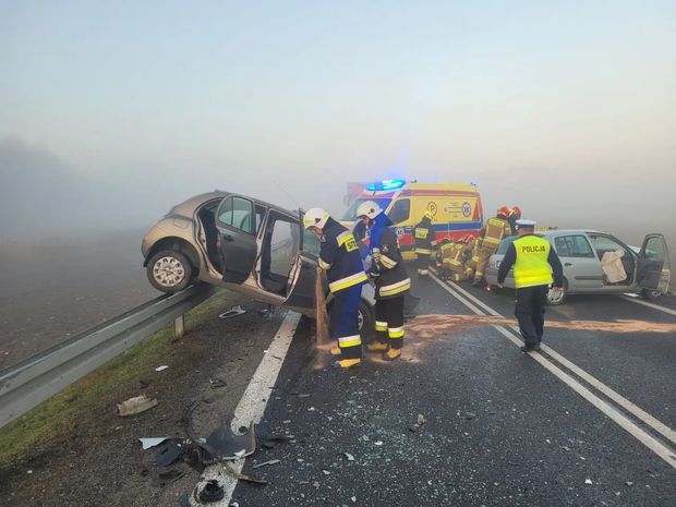 Czołowe zderzenie na DK9 w Wólce Gieraszowskiej. Trzy osoby trafiły do szpitala [zdjęcia]