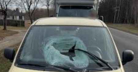 Bryła lodu przebiła szybę w fiacie. Kobieta trafiła do szpitala