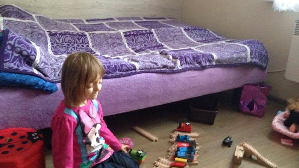 Z powodu rozwijającego się na ścianie grzyba Lena często choruje
