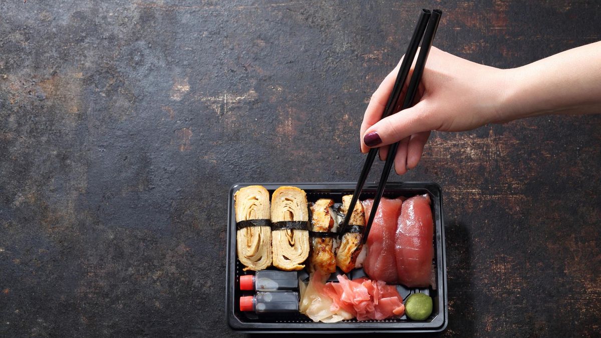 Nad tym, jak jeść pałeczkami, zastanawia się wiele osób sięgających po specjały kuchni japońskiej czy chińskiej