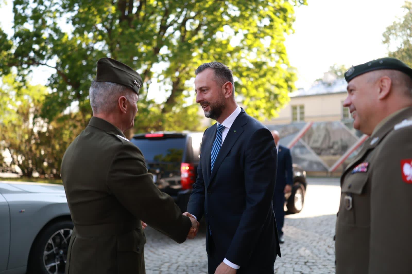 Gen. Mahoney w Warszawie. Spotkał się szefem MON