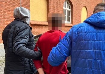 Pobicie w gminie Pszczółki. Trzech mężczyzn pobiło 66-latka.  Zatrzymani sprawcy mają dozór policyjny i zarzuty