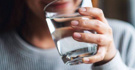 Lekarka ostrzega przed nadmiernym piciem wody. Podaje bezpieczną ilość