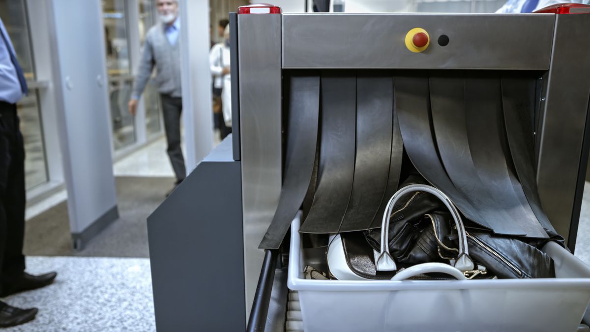 Przemytnik wpadł podczas kontroli osobistej na lotnisku