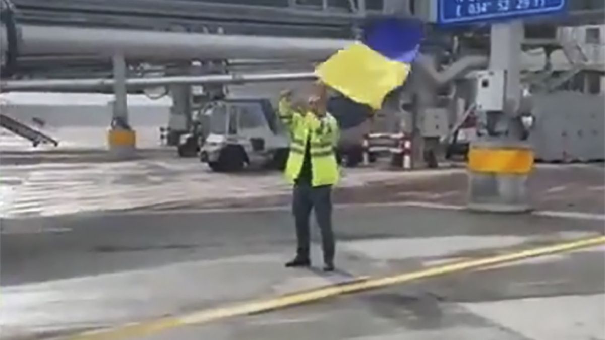 Pracownik lotniska przywitał rosyjski samolot ukraińską flagą