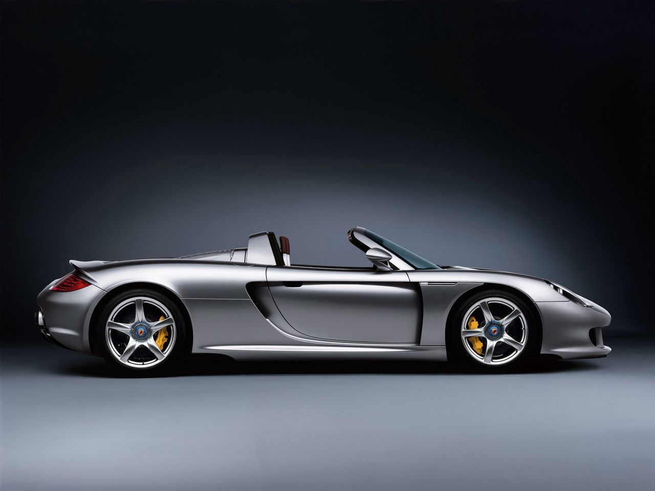 W roku 2000 na targach samochodowych w Paryżu Porsche pokazało prototypową Carrerę GT, wyposażoną właśnie w wyżej opisane V10.