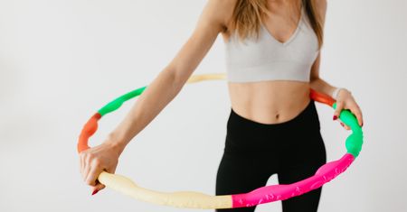 Fitness i świetna zabawa. Jak trenować z hula hop?