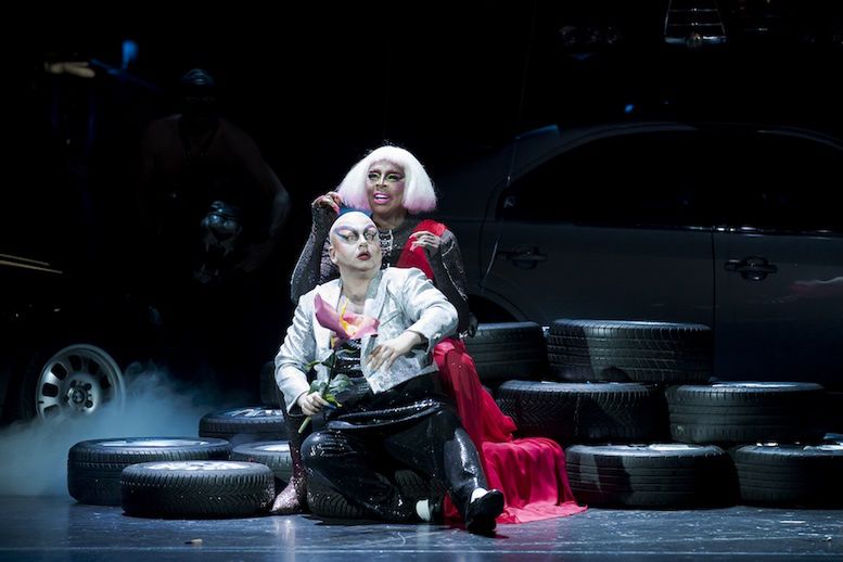 Rafał Tomkiewicz (Oberon) i Fausto Israel (Puck) w „Śnie nocy letniej” Brittena w Oper Graz © Werner Kmetitsch/ Oper Graz