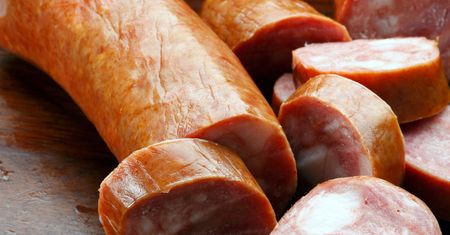 Kiełbasa wylądowała w koszu zamiast na ruszcie? Nie każdy podejrzany nalot to pleśń
